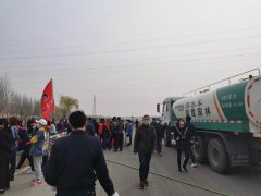 植樹(shù)造林美家鄉(xiāng) 讓天更藍(lán)地更綠